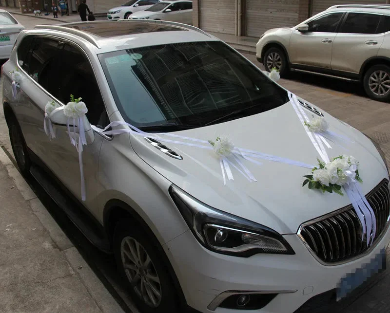 Décoration Voiture de Mariage Fleurs Blanches Éclatantes – Image 5