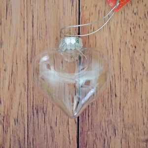Boule de Noël en plastique en forme de coeur